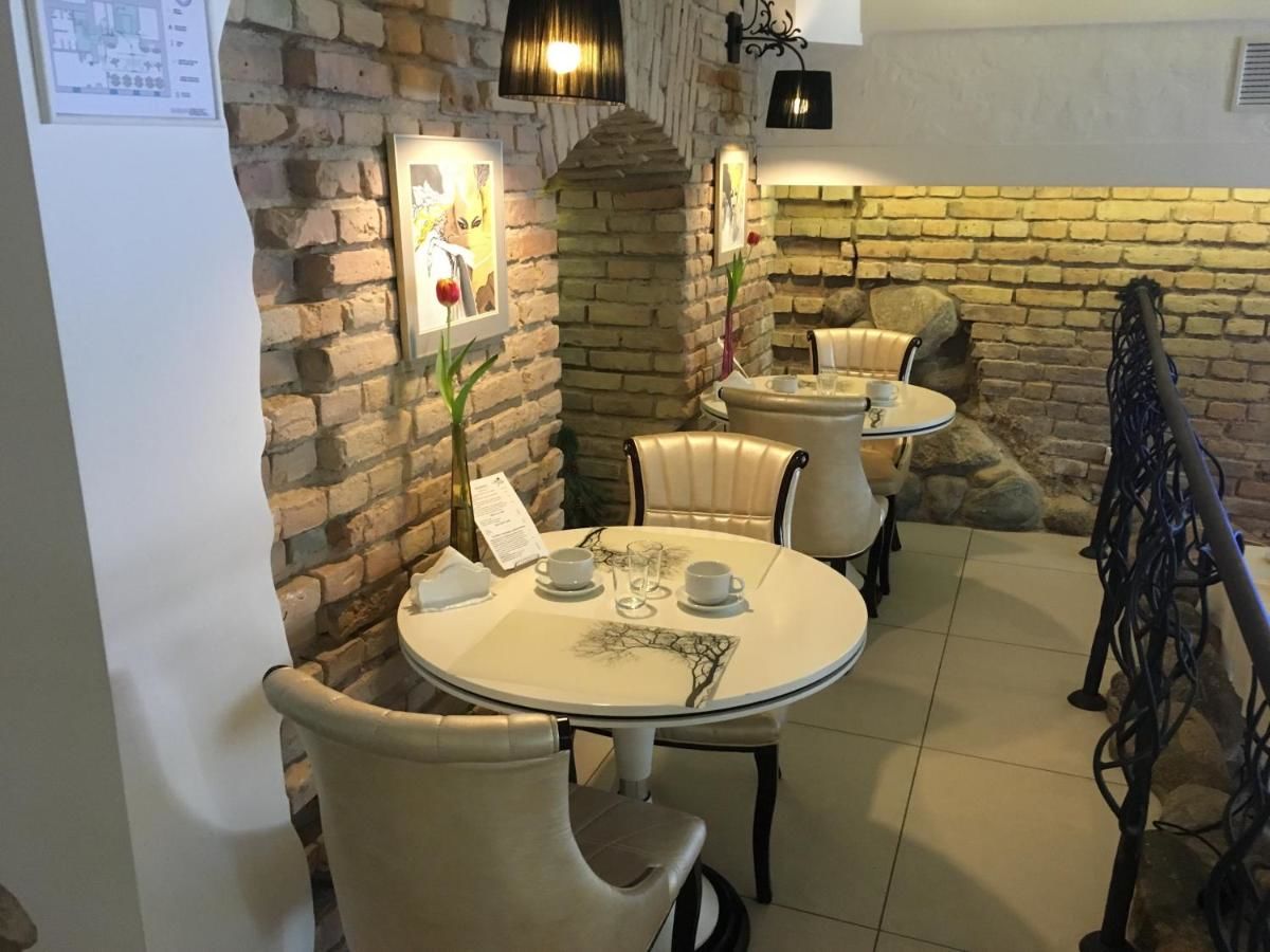 Отель Art Hotel Moon Garden Вильнюс